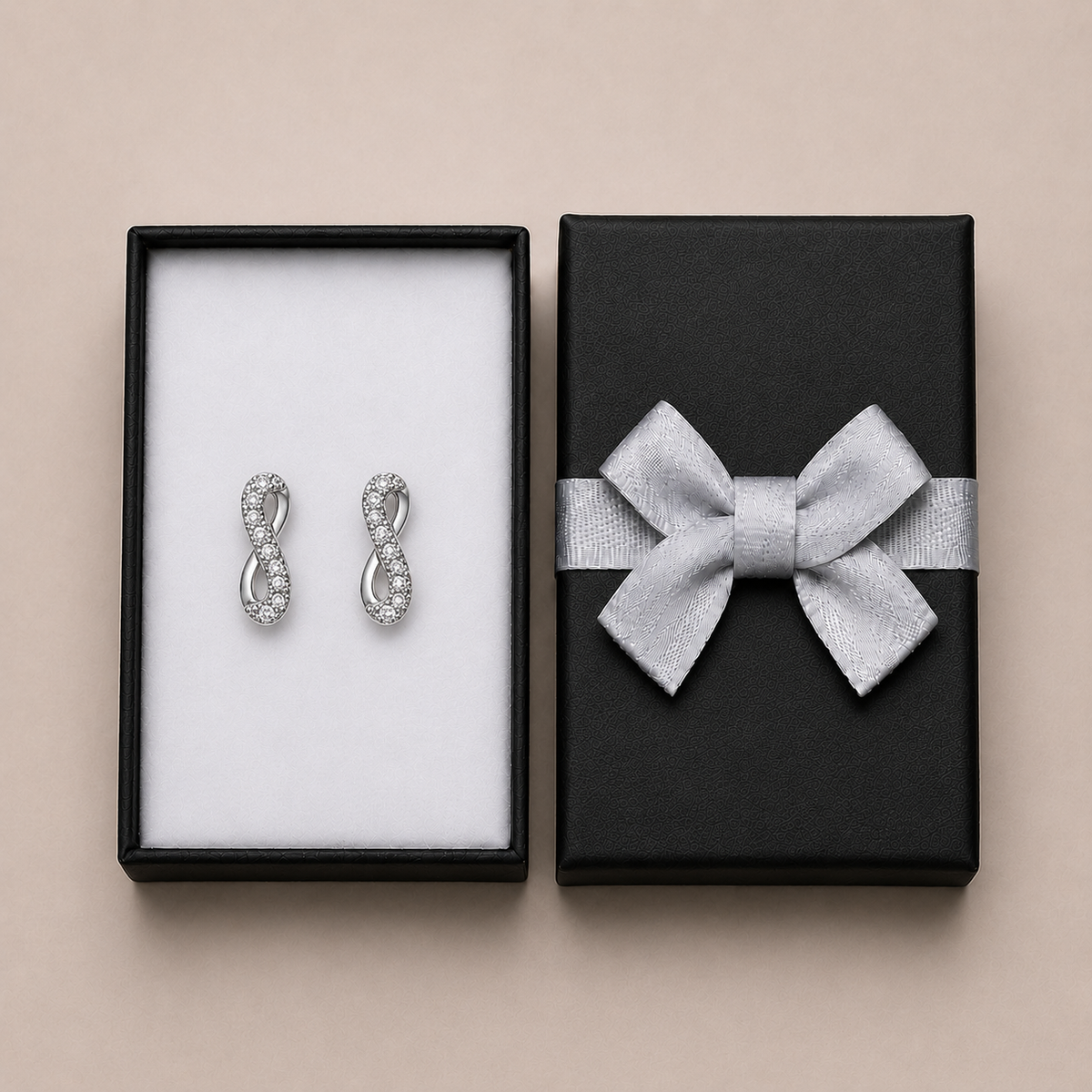 PM019 – Silver Twisted Infinity Pavé Huggie Minđuše