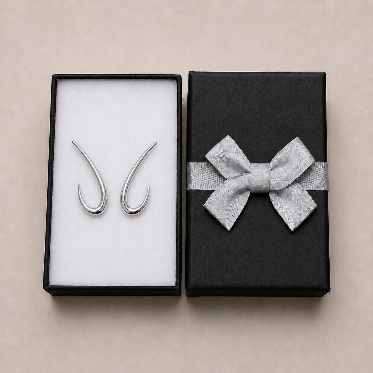 PM016 – Silver Sharp V Huggie Minđuše