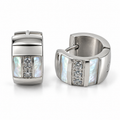 PM162 - Silver White Inlay Triple Sparkle Huggie Minđuše od hirurškog čelika