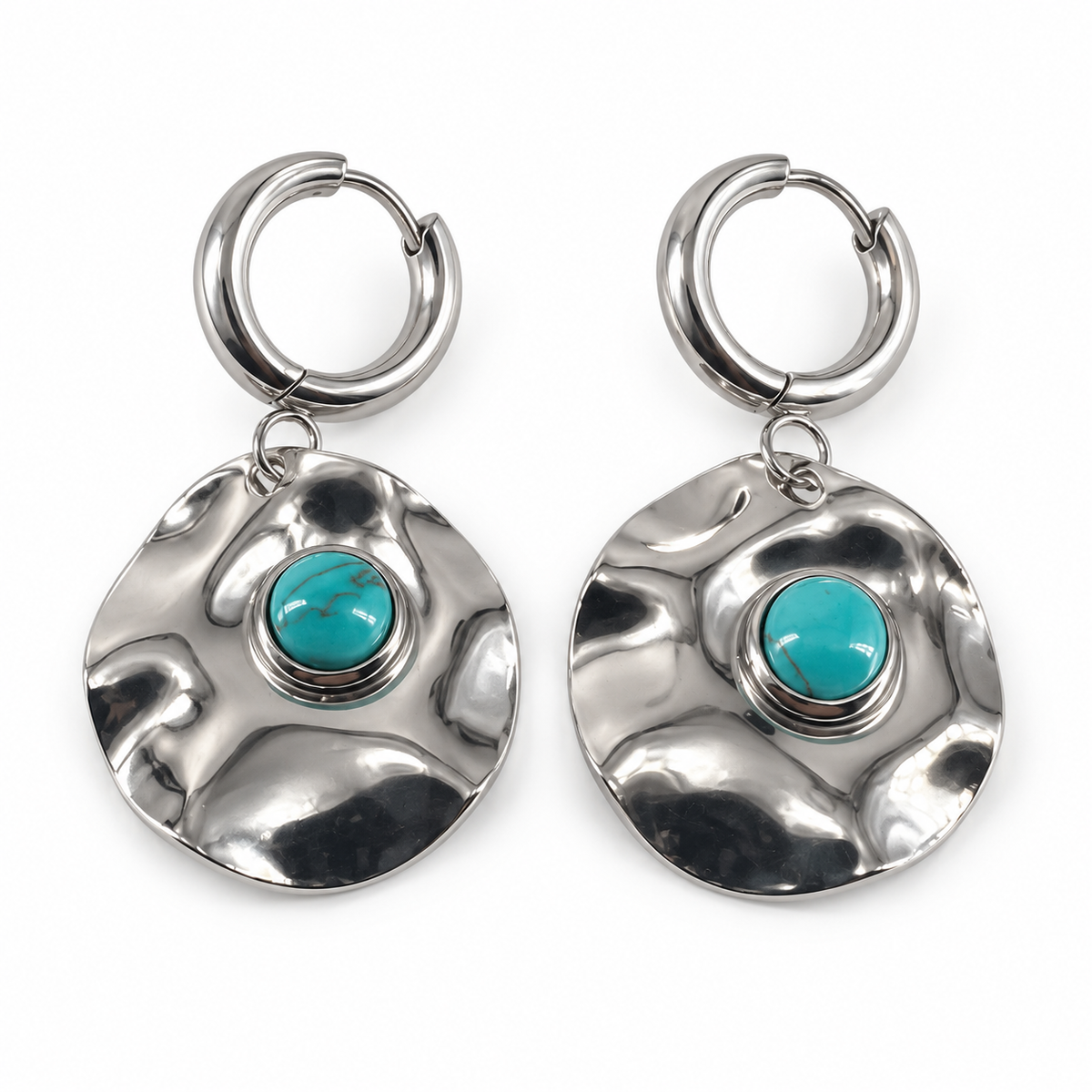 PM165 - Silver Hammered Disc Blue Center Huggie Minđuše