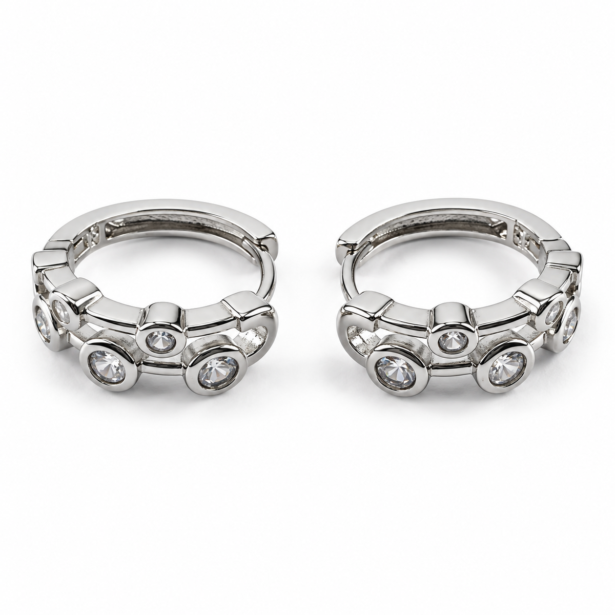 PM178 - Silver Multi Bezel CZ Huggie Minđuše od hirurškog čelika