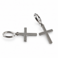 PM199 - Silver Elongated Beaded Cross Drop Huggie Minđuše od hirurškog čelika, par srebrnih obruča sa izduženim visećim krstovima i sitnim reljefnim detaljima raspoređenim u pravilne redove na beloj pozadini