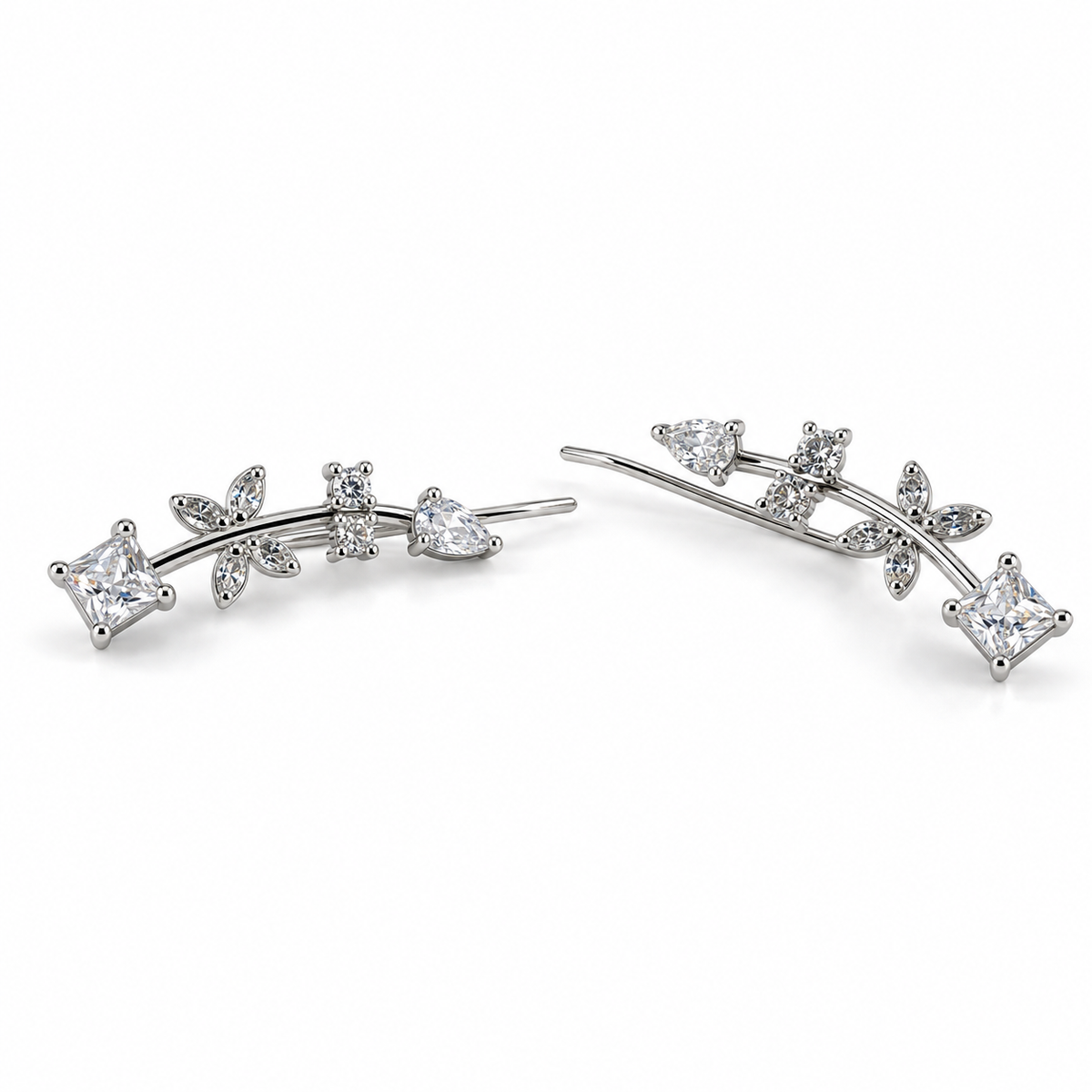 PM200 - Silver Mixed-Cut Floral Vine Ear Climber Minđuše od hirurškog čelika, par izduženih srebrnih minđuša sa zakrivljenim cvetnim grančicama, listićima i prozirnim fasetiranim kamenčićima različitih oblika na beloj pozadini