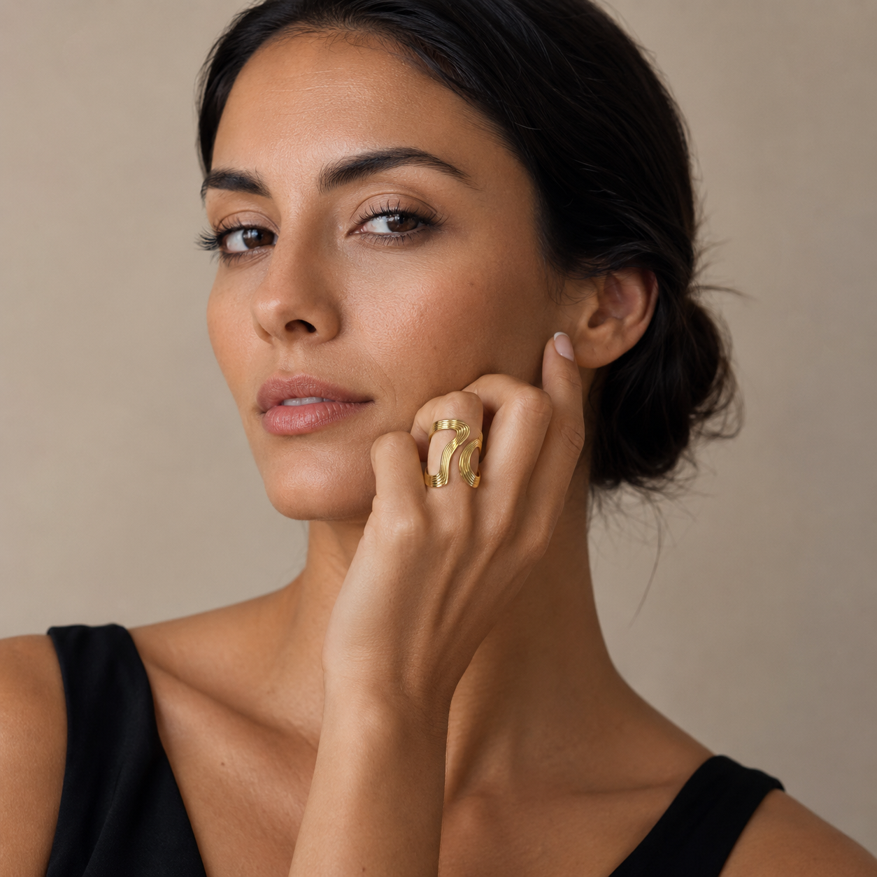 PP010G – Gold Fluid Ribbed Asymmetric Prsten