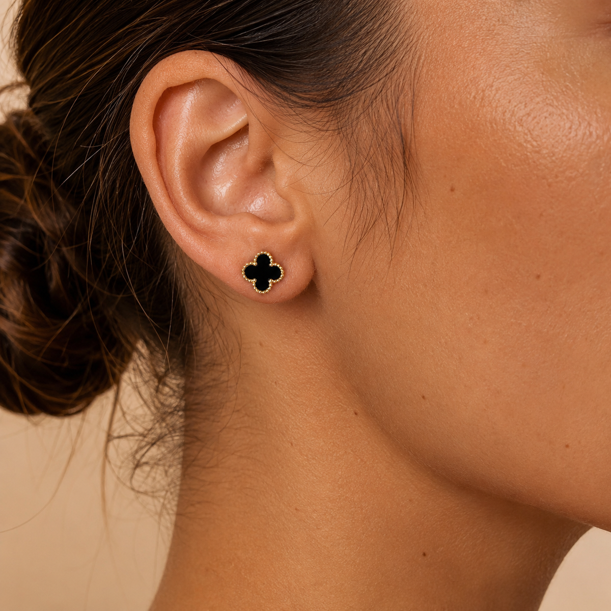 PM093G – Gold M Black Four-Leaf Clover Stud Minđuše