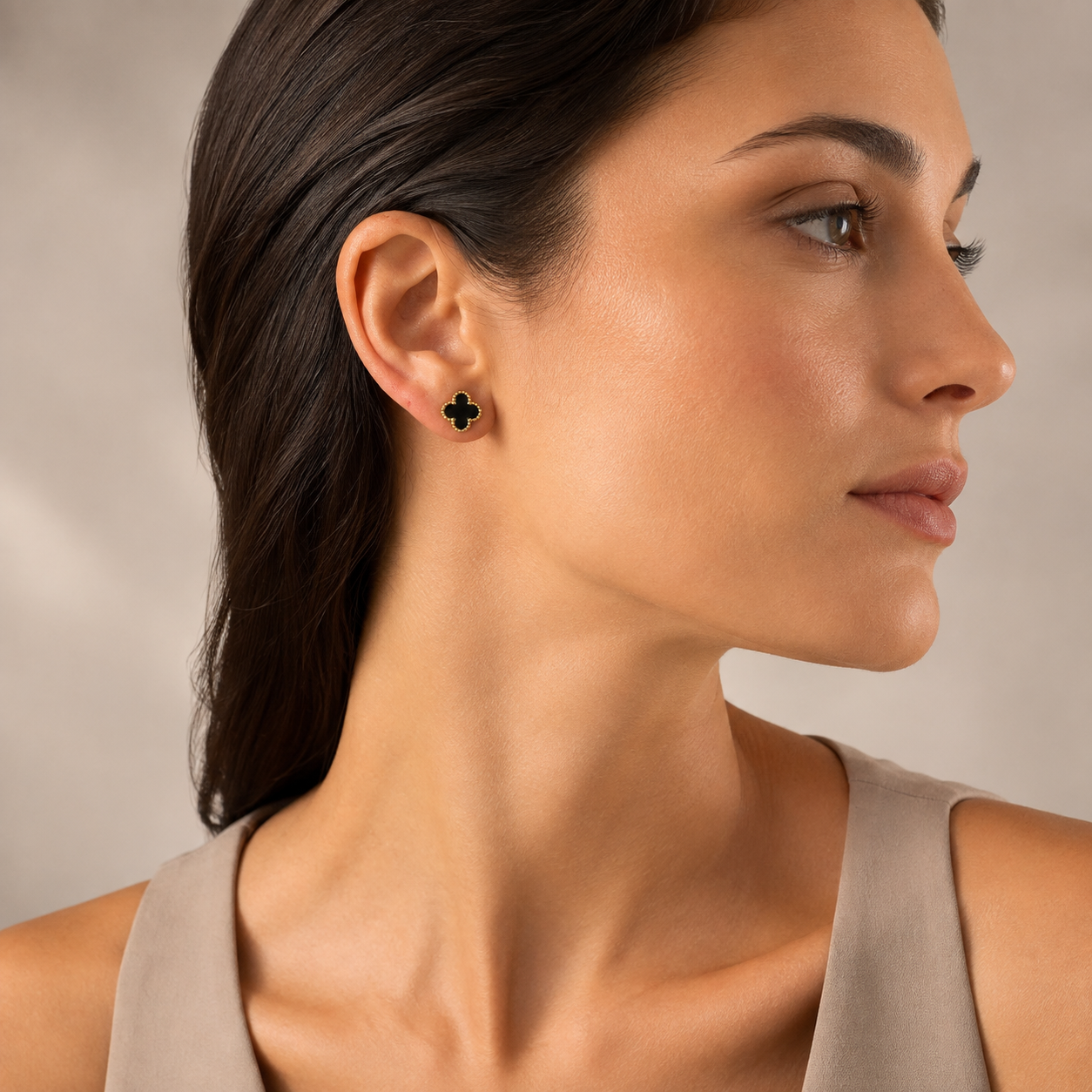 PM093G – Gold M Black Four-Leaf Clover Stud Minđuše