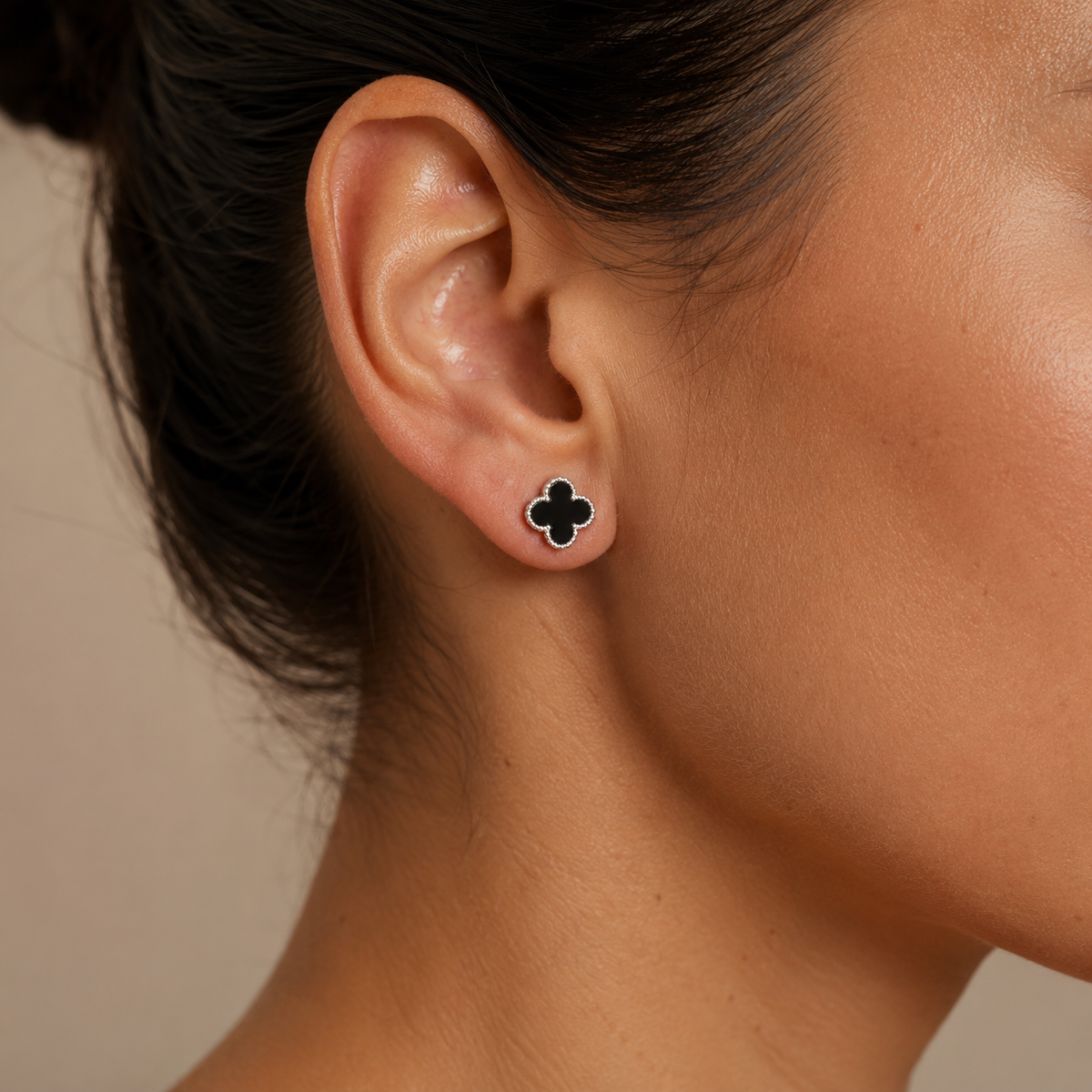 PM155 – Silver M Black Four-Leaf Clover Stud Minđuše