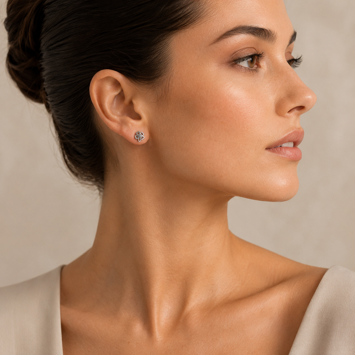 PM147 – Silver Lucky Clover Heart Cutout Stud Minđuše