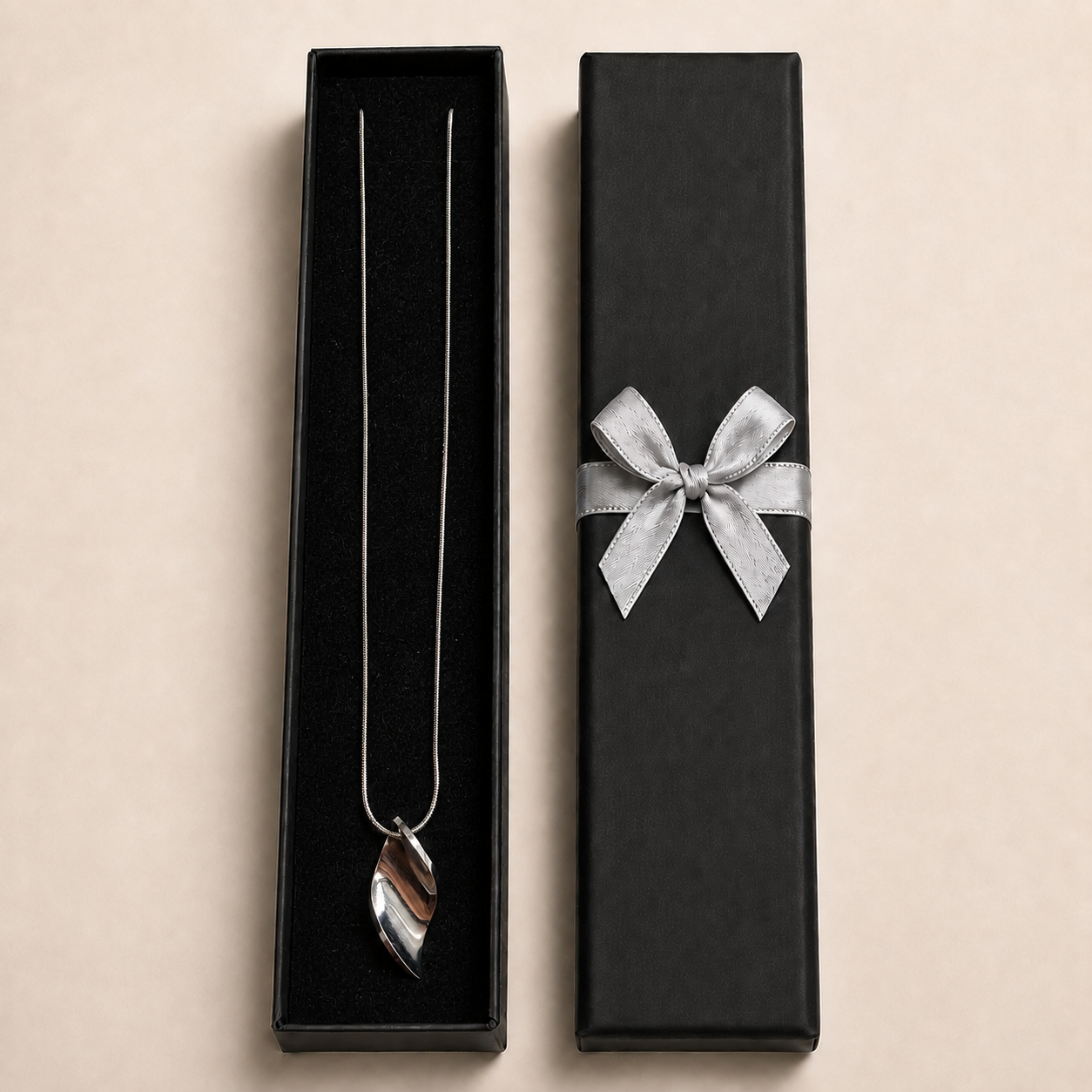 PO032 – Silver Sculptural Leaf Drop Ogrlica