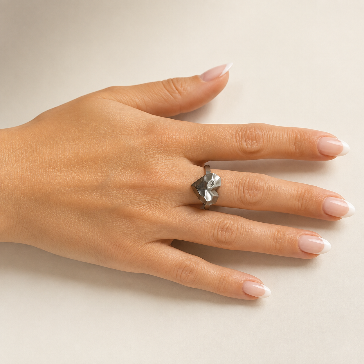 PP040 – Silver Faceted Geometric Heart Prsten