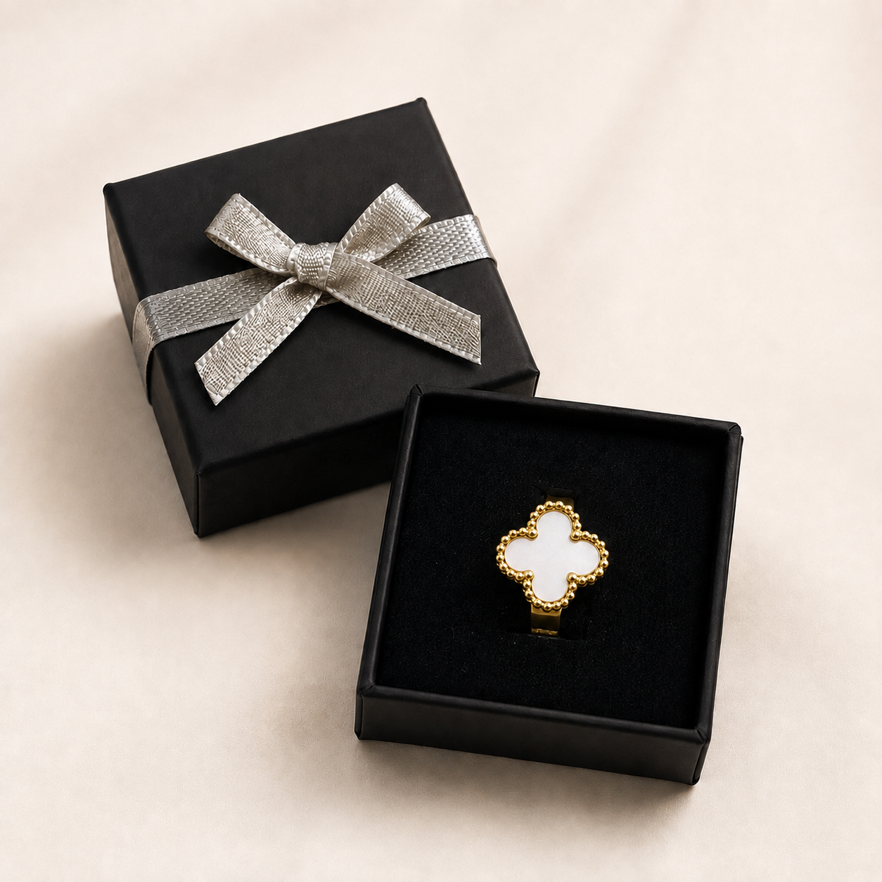 PP004G – Gold White Clover Wide Band Prsten