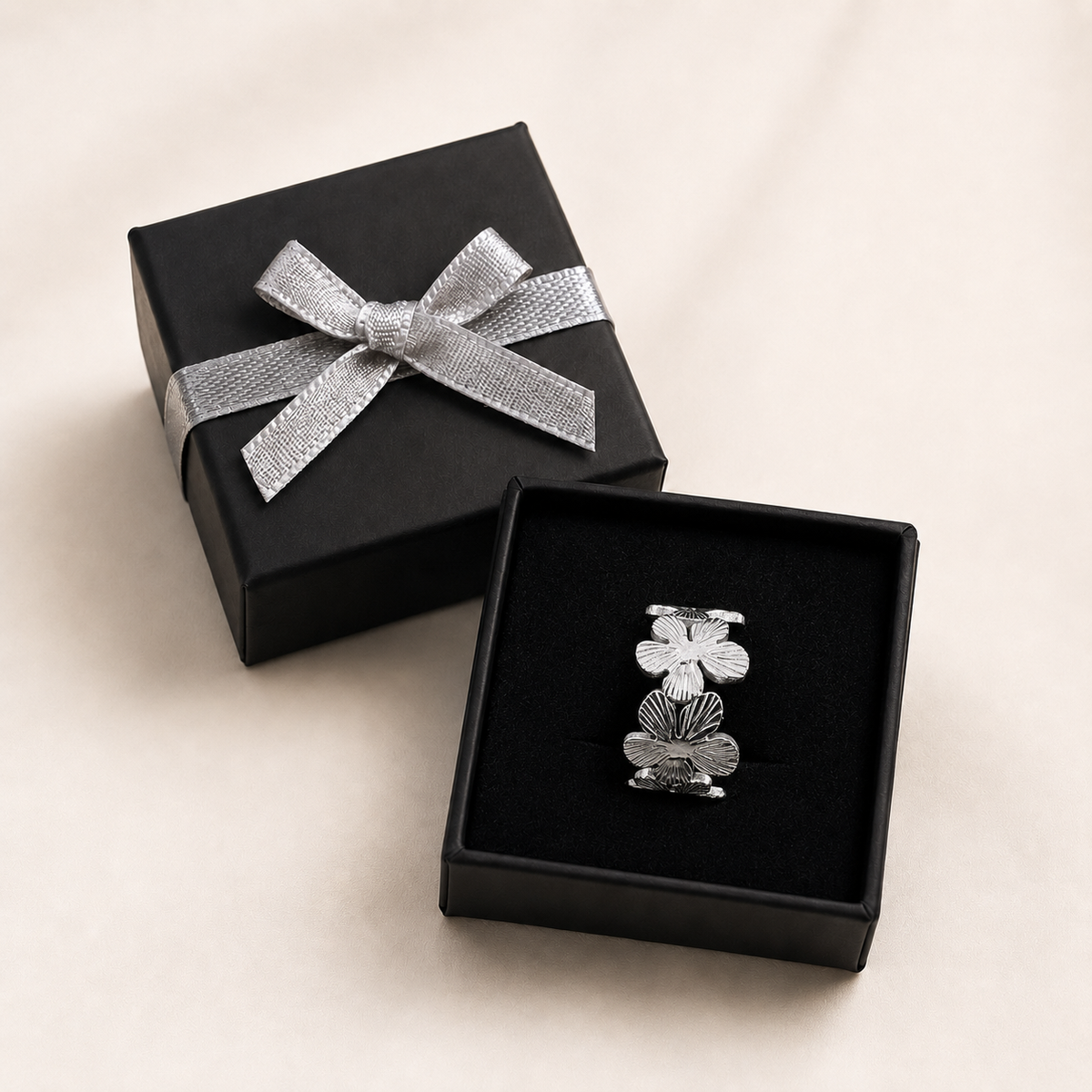 PP038 – Silver Textured Flower Eternity Band Prsten