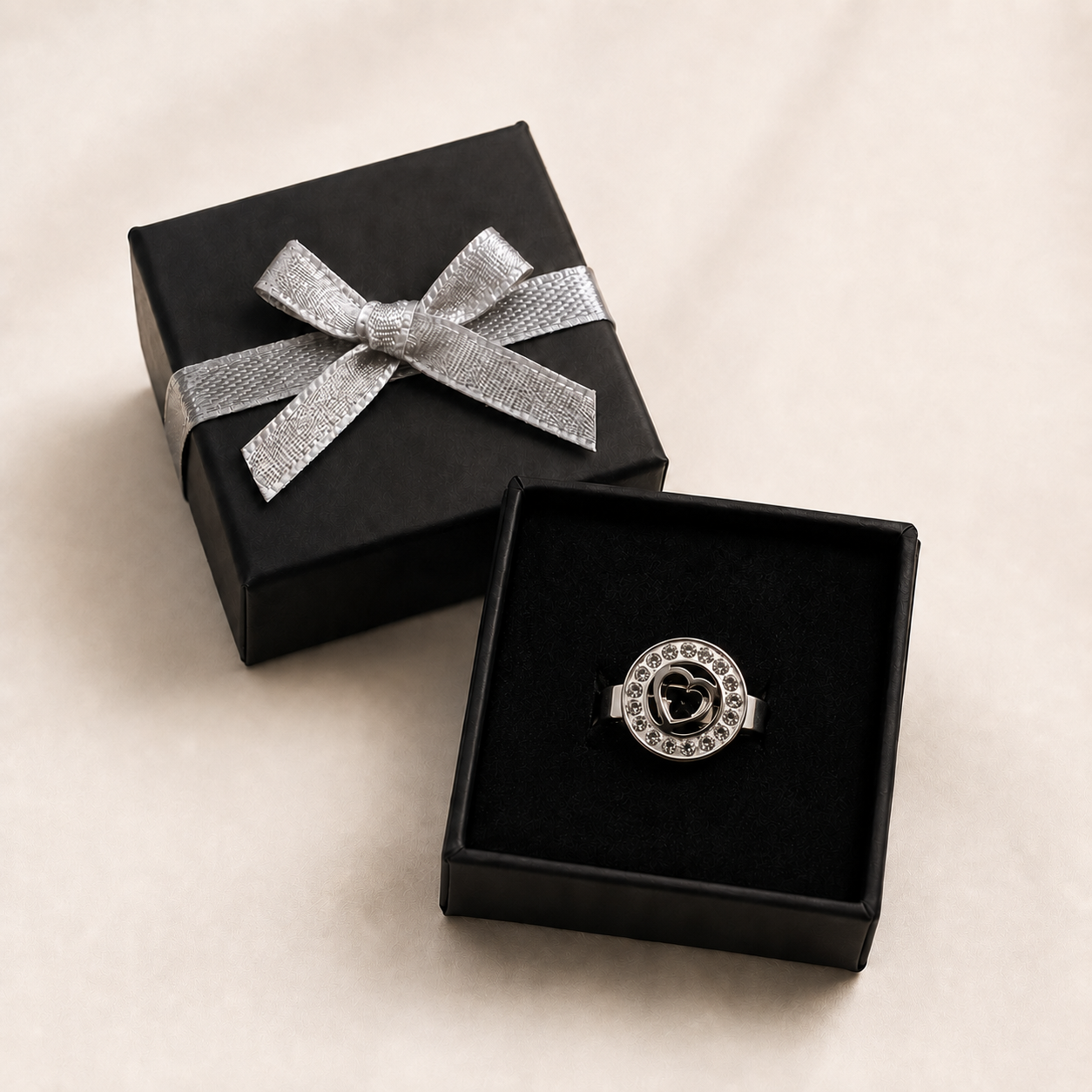 PP043 – Silver Pavé Halo Gunmetal Heart Disc Prsten