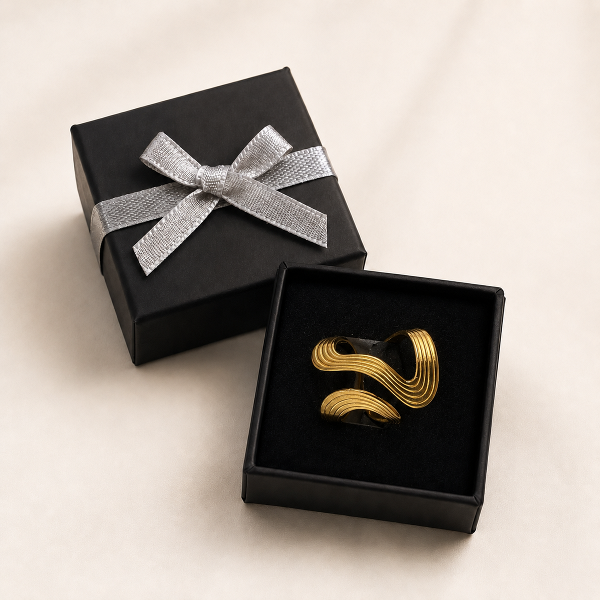 PP010G – Gold Fluid Ribbed Asymmetric Prsten