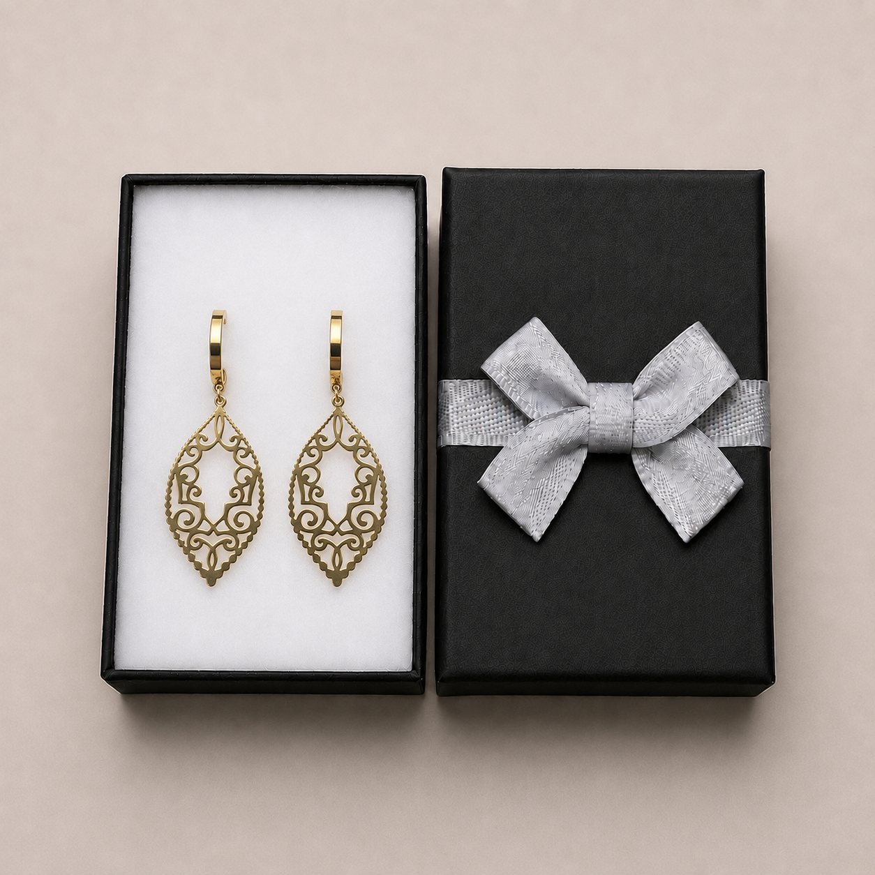 PM004G – Gold Arabesque Lantern Drop Huggie Minđuše