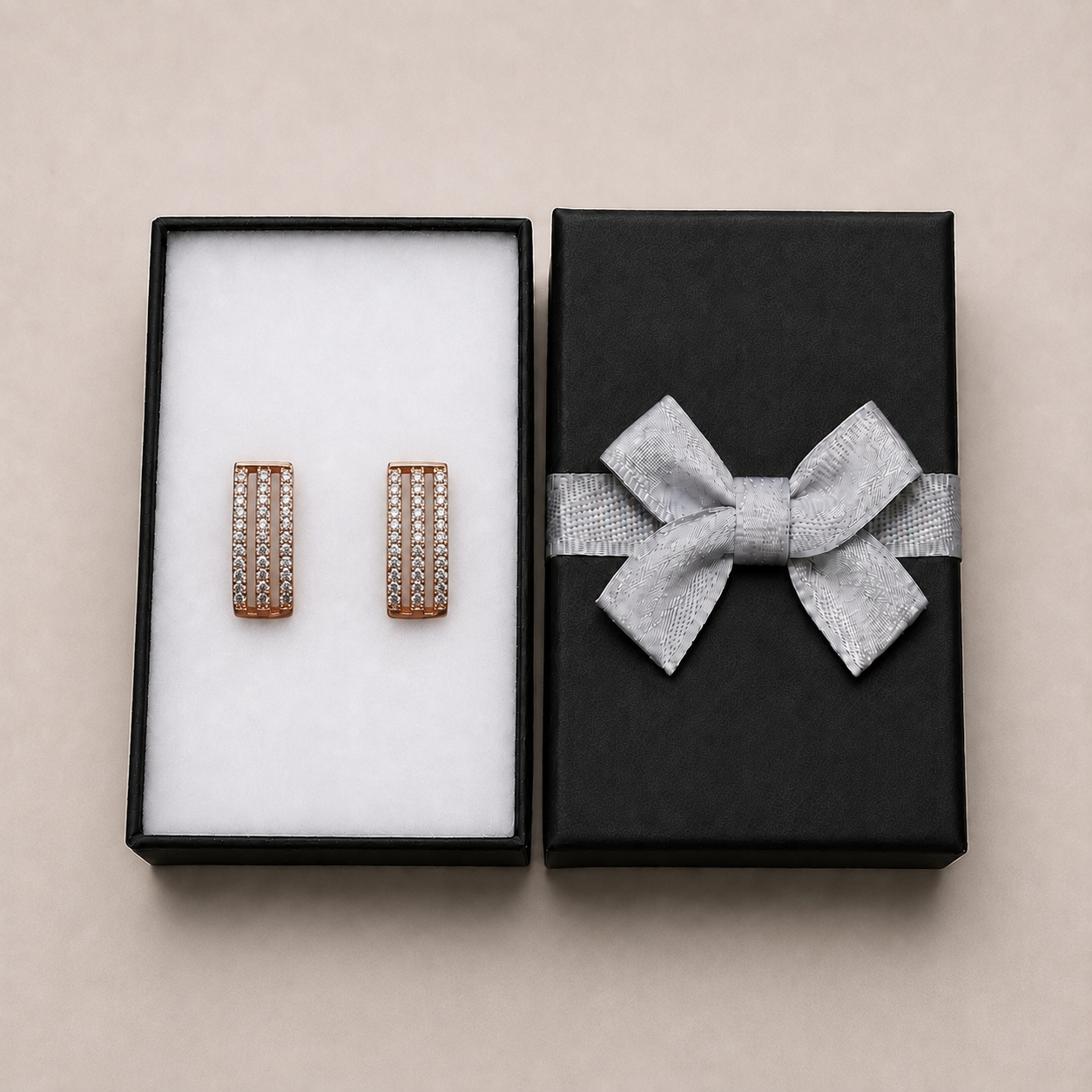 PM020G – Gold Multi-Row Pavé Arch Huggie Minđuše