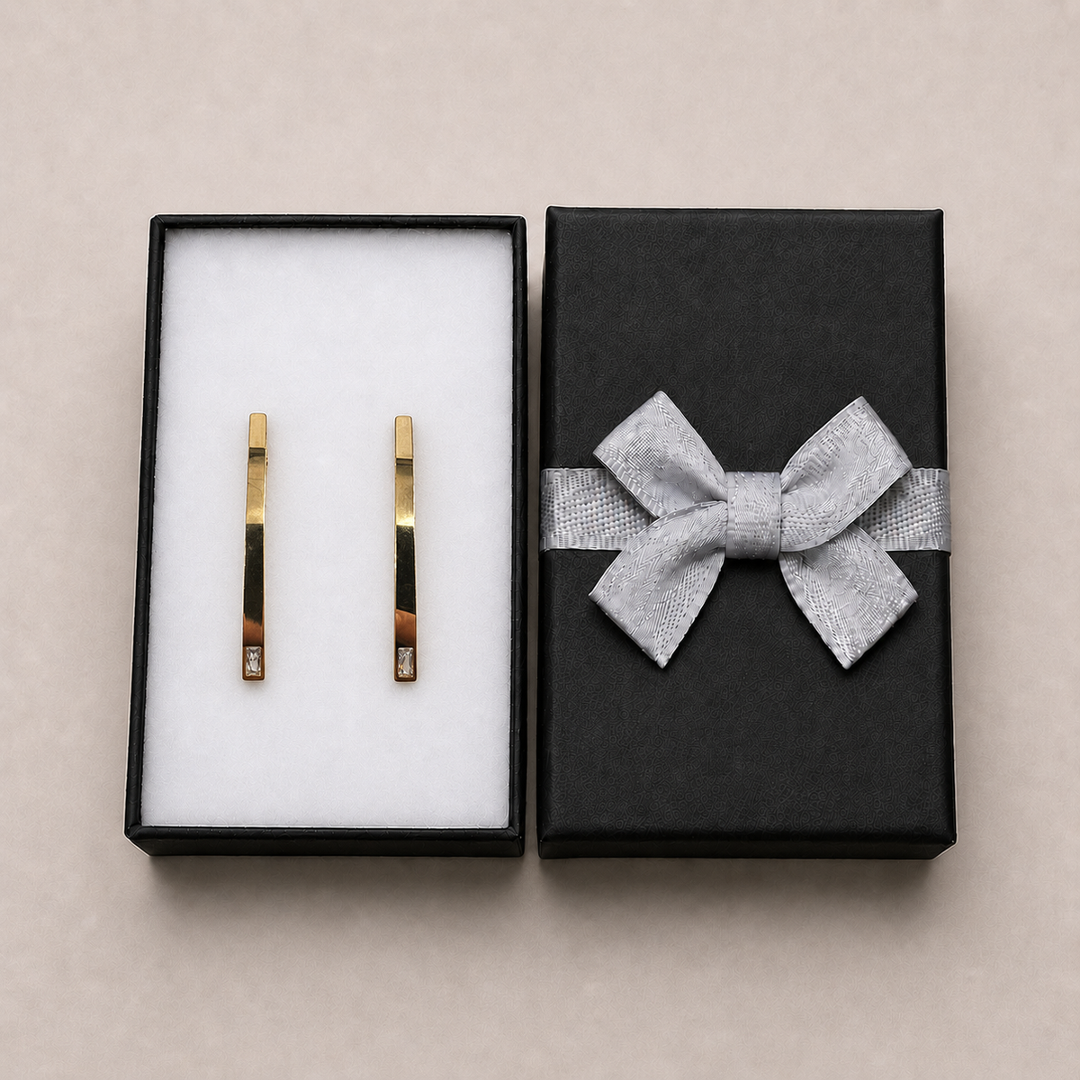 PM022G – Gold Arch Bar Single Baguette Stud Minđuše