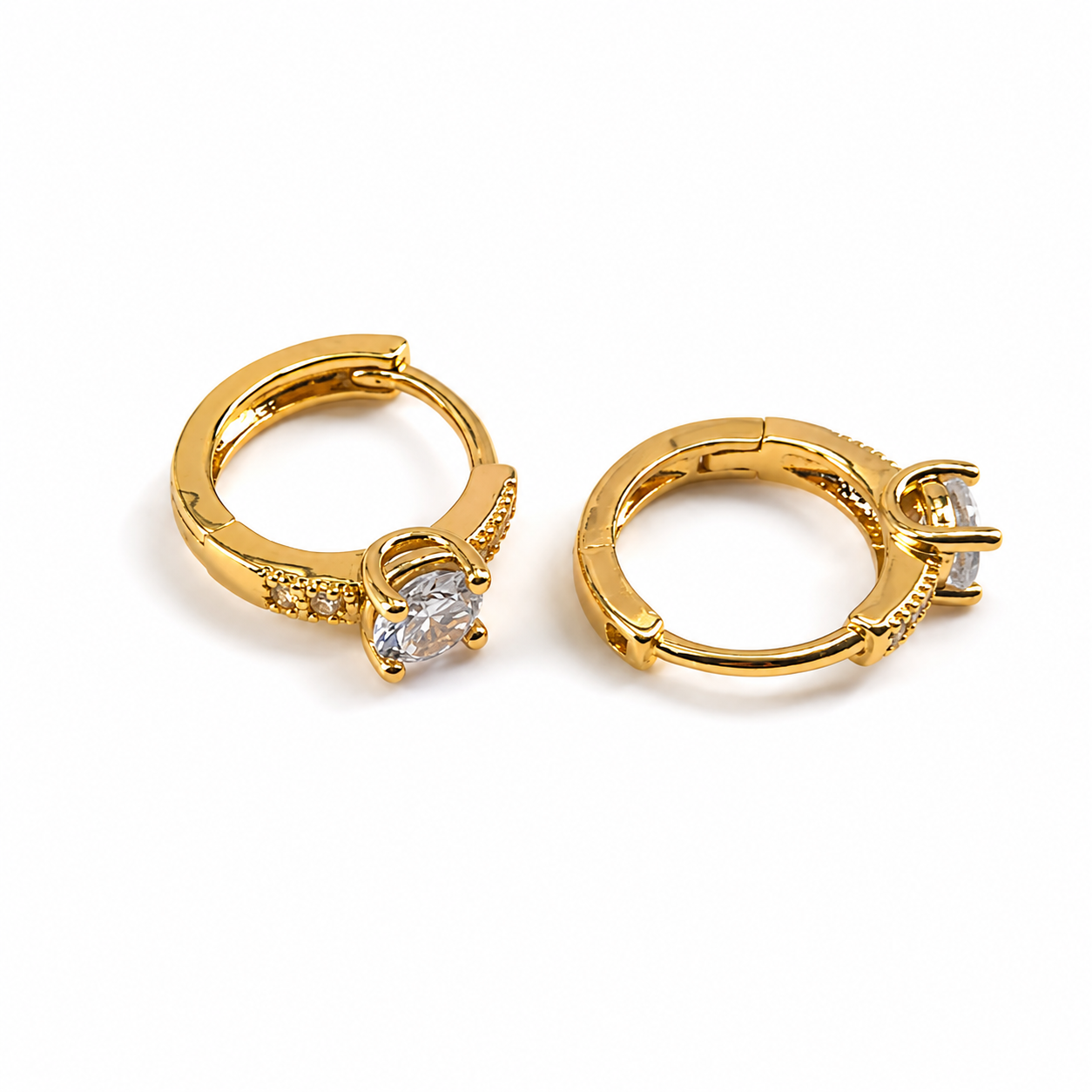 PM057G – Gold Solitaire Ring-Style CZ Huggie Minđuše