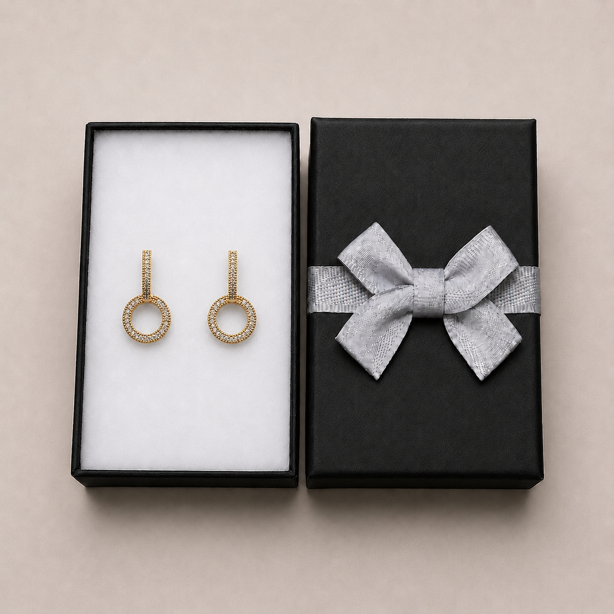 PM025G – Gold Pavé Open Circle Huggie Dangle Minđuše