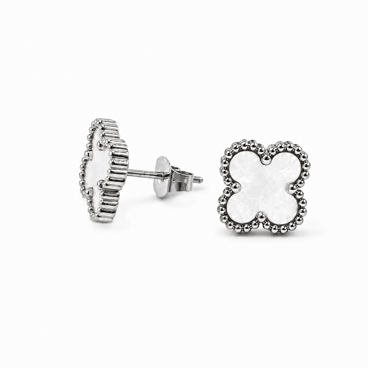PM154 – Silver M White Four-Leaf Clover Stud Minđuše