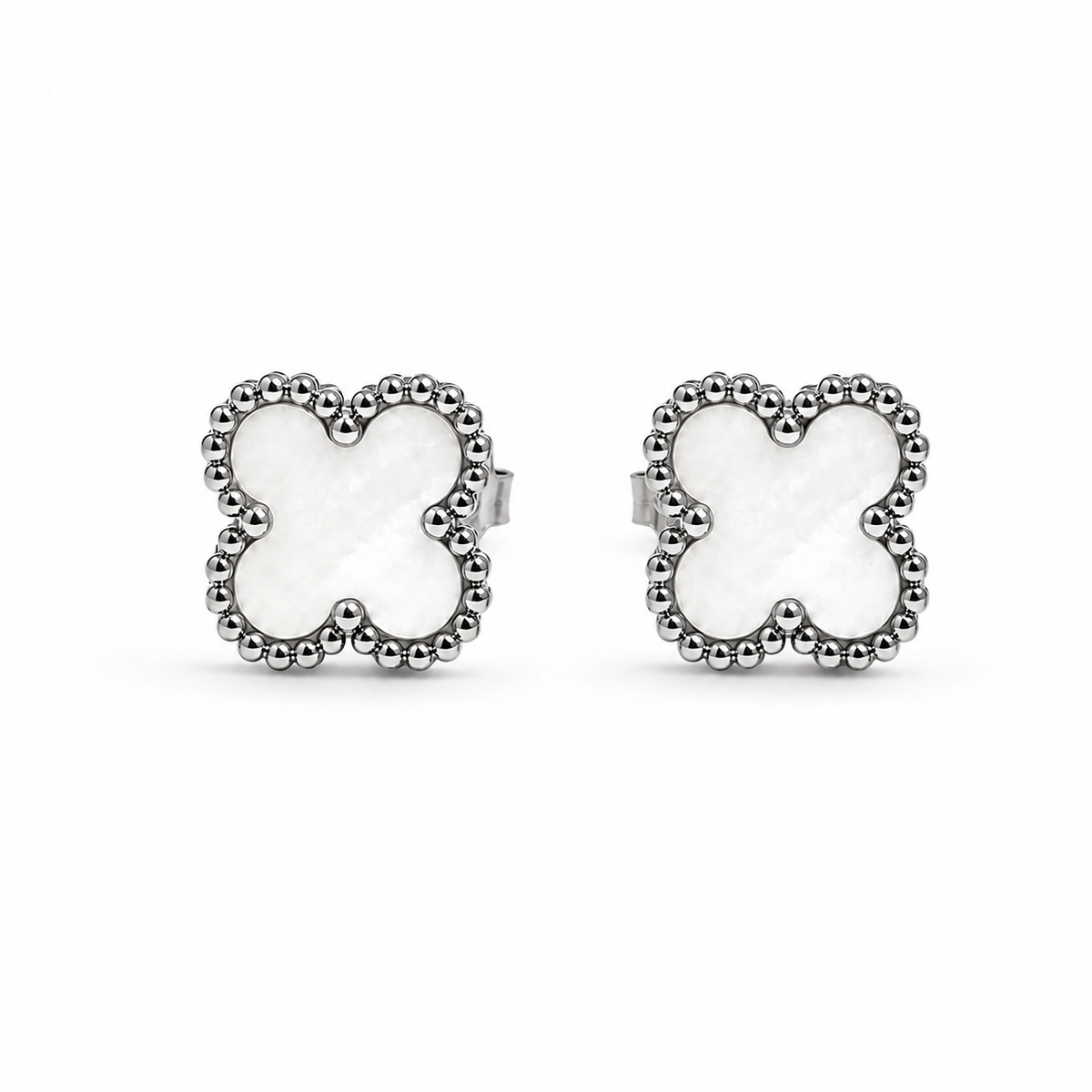 PM154 – Silver M White Four-Leaf Clover Stud Minđuše