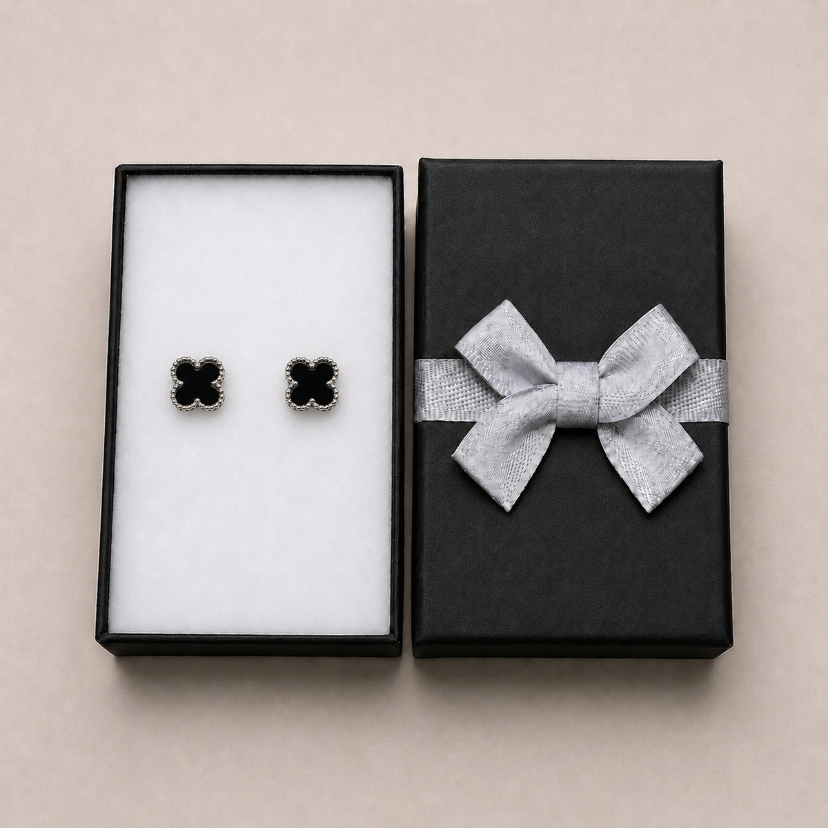 PM155 – Silver M Black Four-Leaf Clover Stud Minđuše