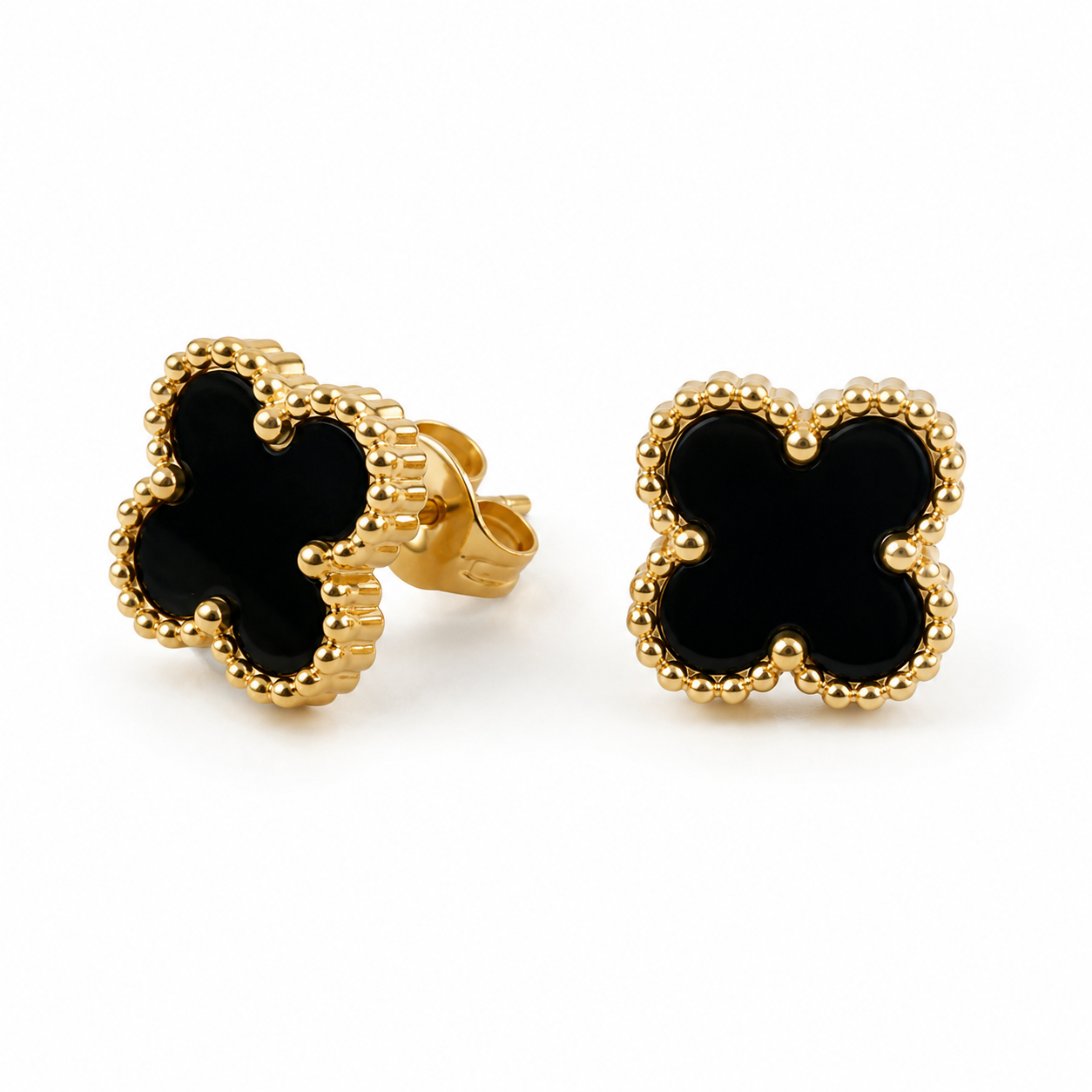 PM093G – Gold M Black Four-Leaf Clover Stud Minđuše