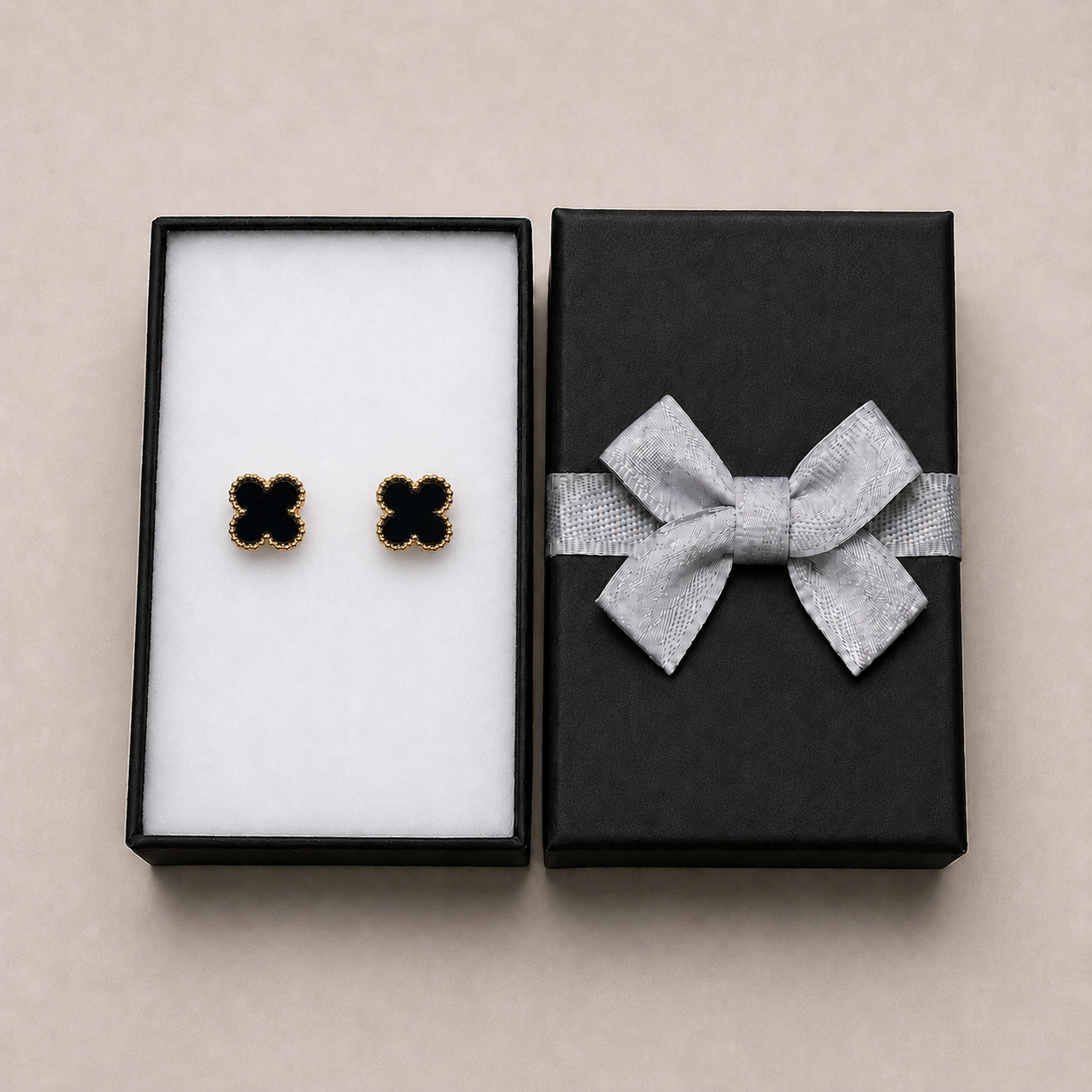PM093G – Gold M Black Four-Leaf Clover Stud Minđuše