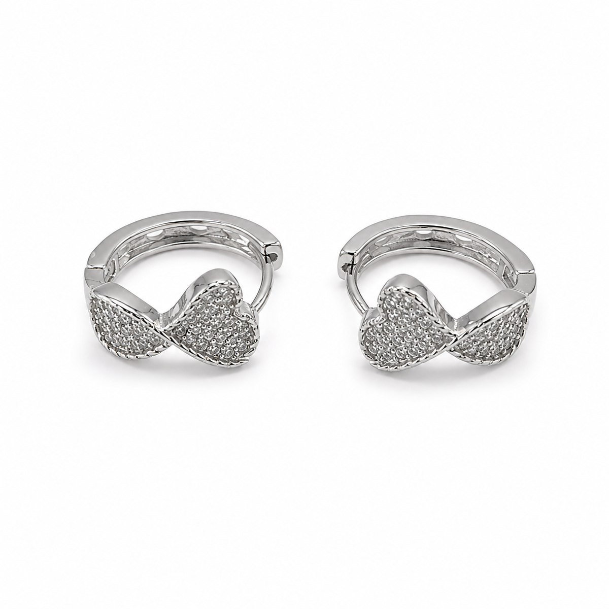 PM152 – Silver Pavé Infinity Heart Huggie Minđuše