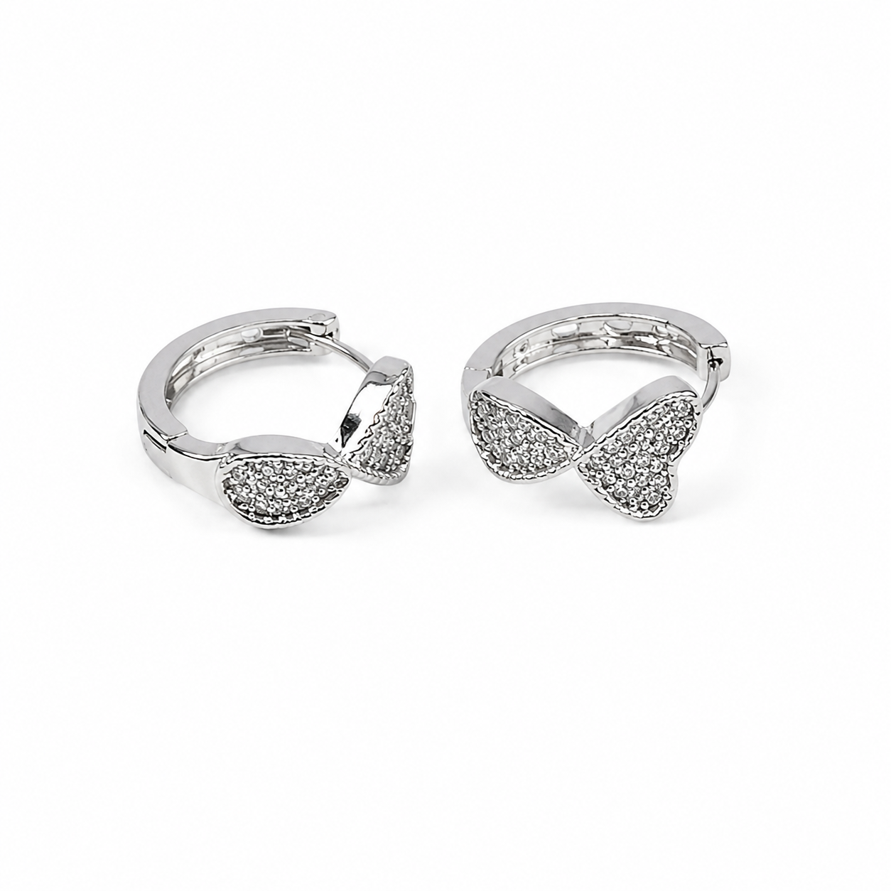 PM152 – Silver Pavé Infinity Heart Huggie Minđuše