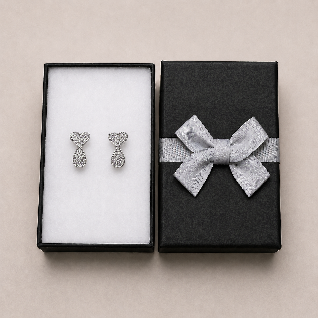 PM152 – Silver Pavé Infinity Heart Huggie Minđuše