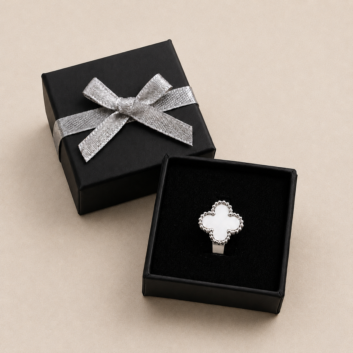 PP004 – Silver White Clover Wide Band Prsten