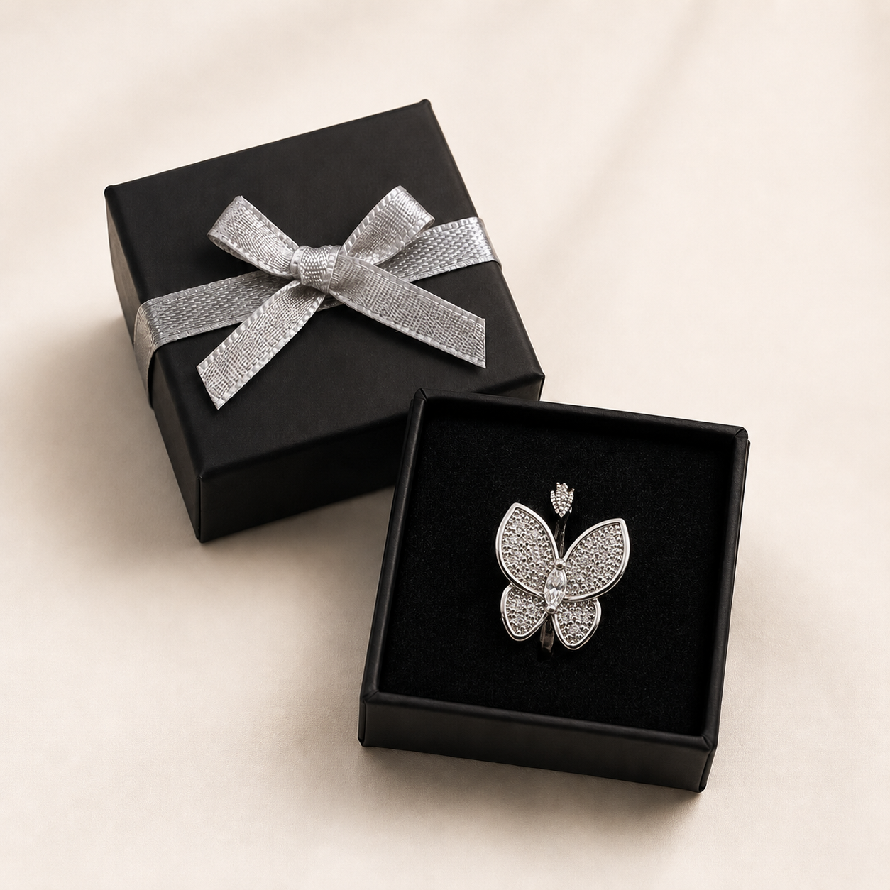 PP019 – Silver Grand Butterfly Pavé Open Prsten