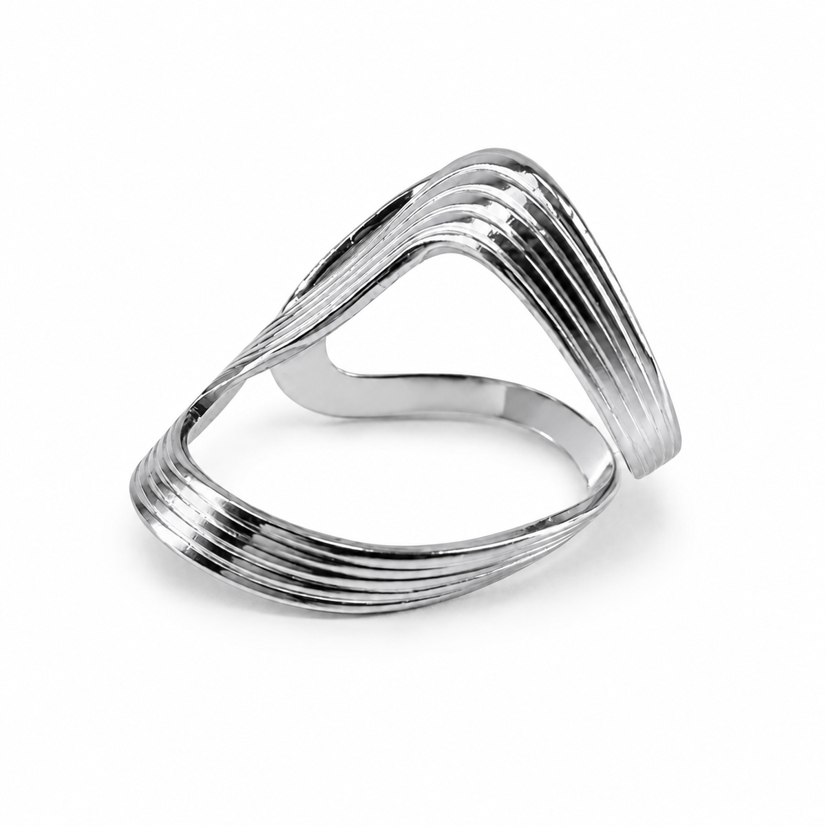 PP047 – Silver Fluid Ribbed Asymmetric Prsten – detalj