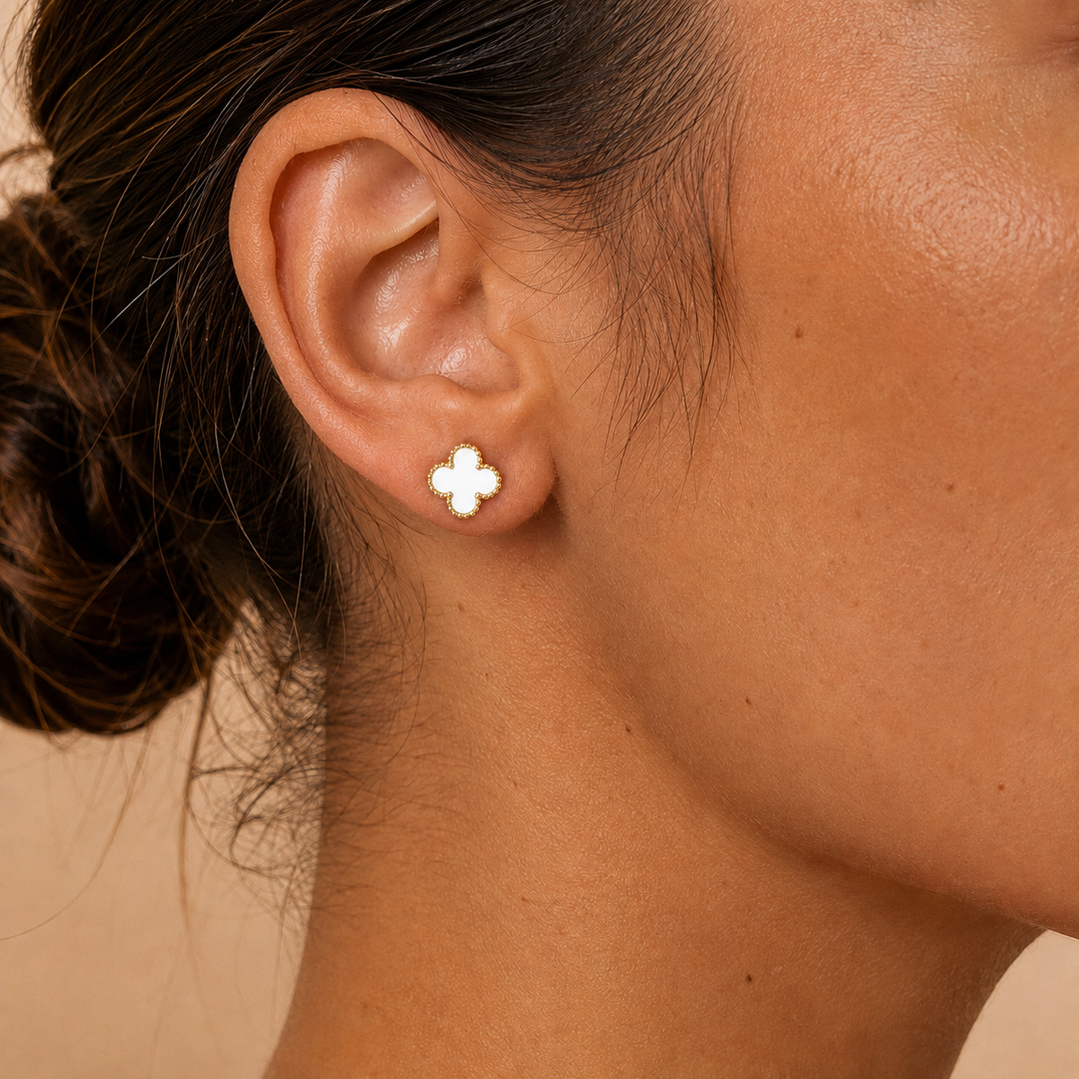 PM092G – Gold M White Four-Leaf Clover Stud Minđuše