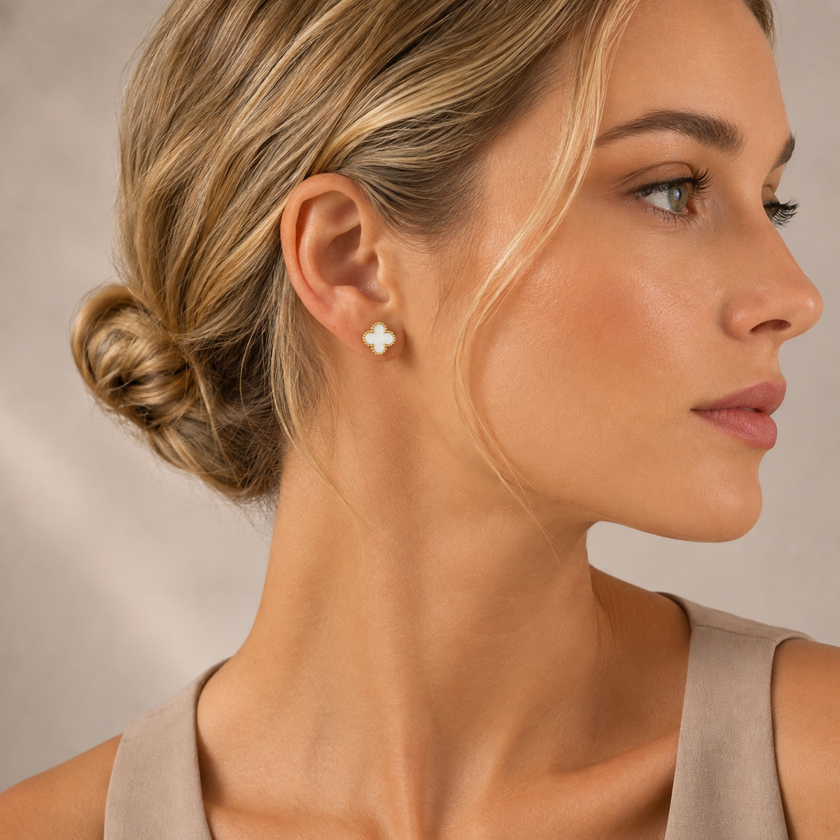 PM092G – Gold M White Four-Leaf Clover Stud Minđuše