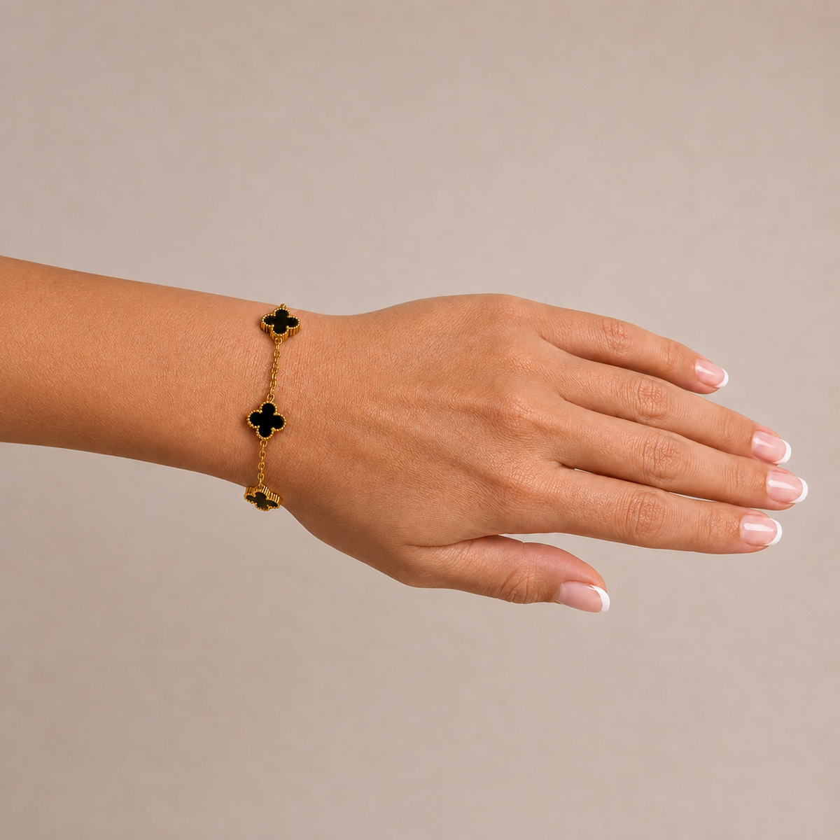 PN001G – Gold Black Five Clover Chain Narukvica