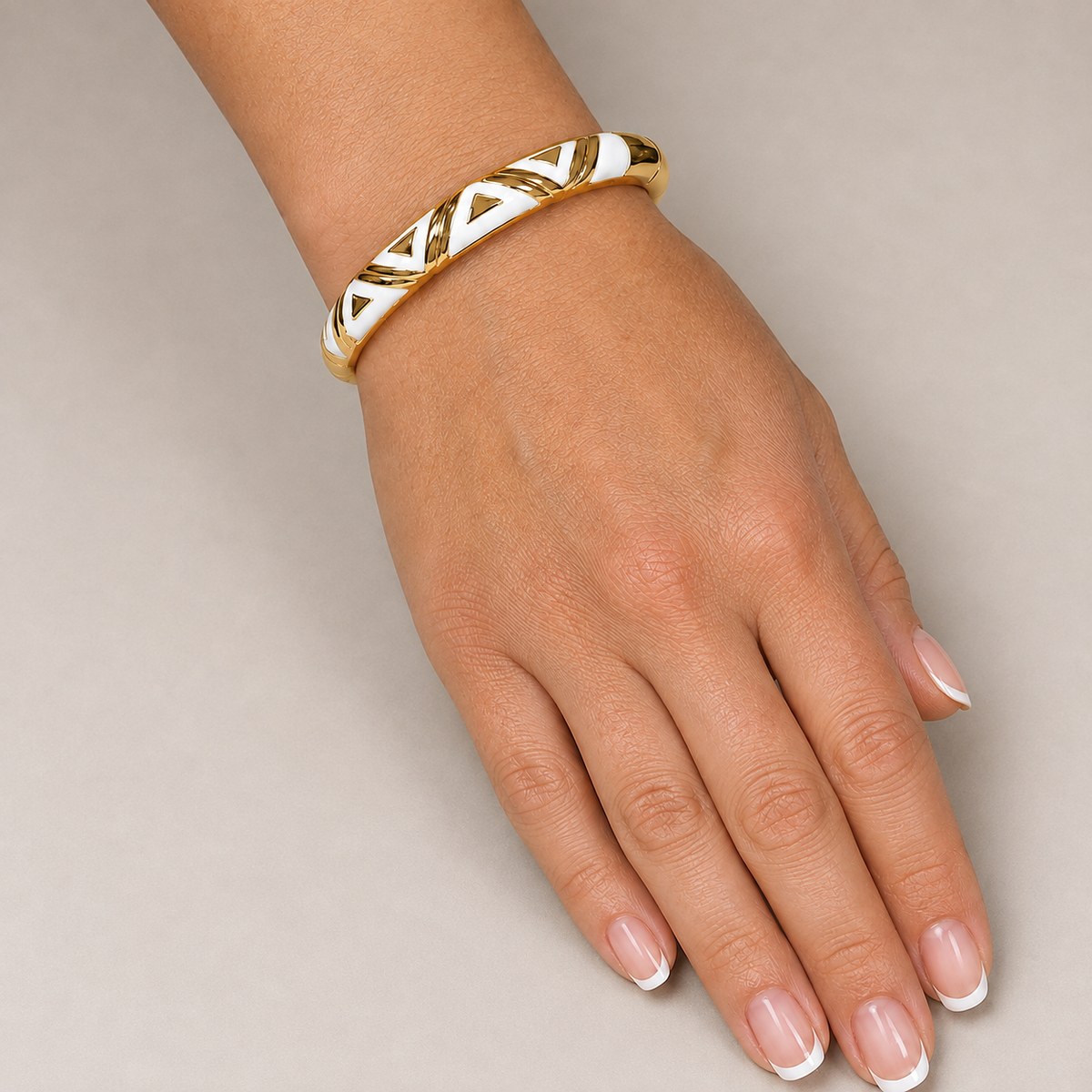 PNL010G – Gold White Chevron Enamel Bangle Narukvica