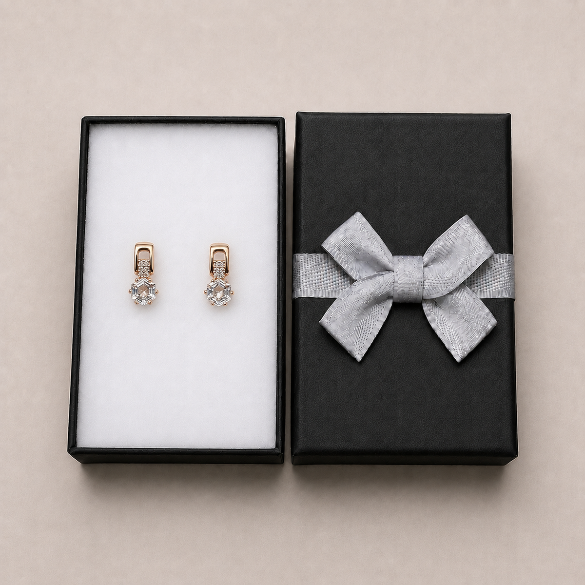 PM088G – Gold Prong Solitaire Window Link Huggie Minđuše