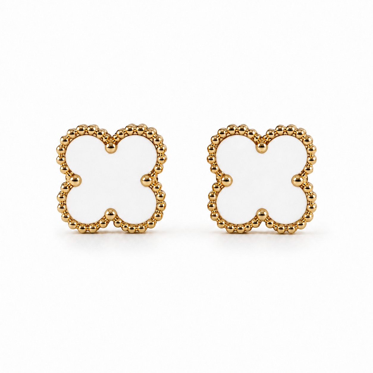 PM092G – Gold M White Four-Leaf Clover Stud Minđuše