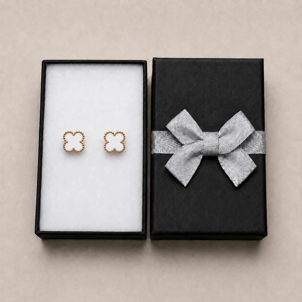 PM092G – Gold M White Four-Leaf Clover Stud Minđuše