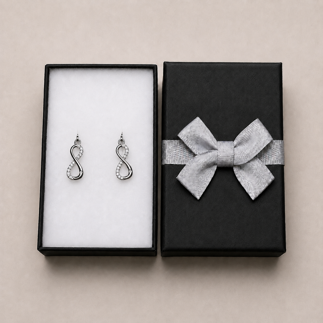PM003 – Silver CZ Infinity Charm Huggie Minđuše
