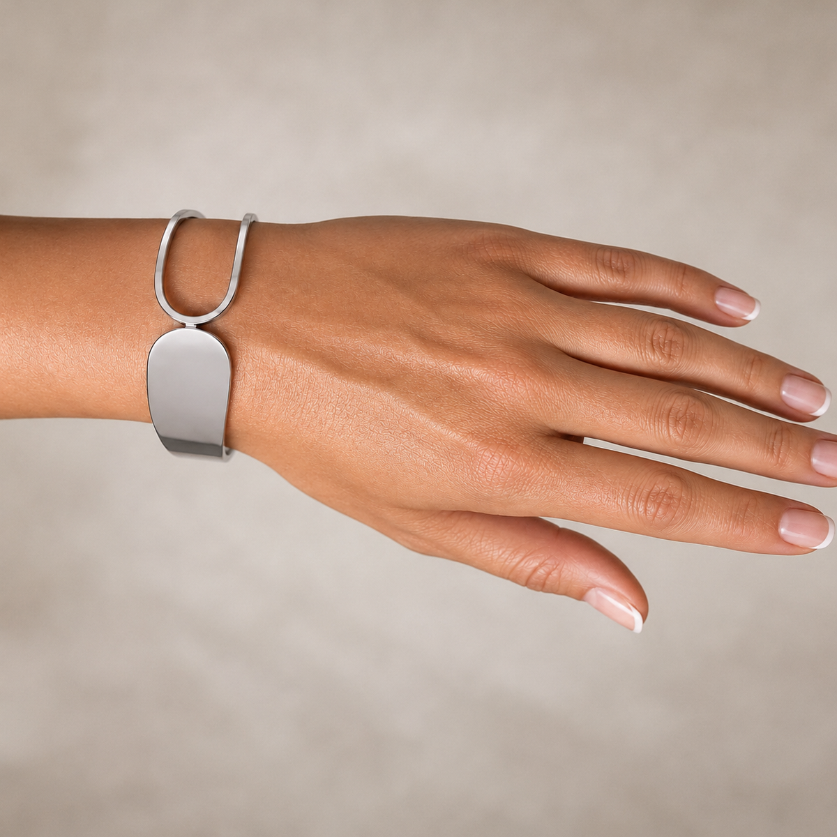 PNC025 – Silver Flat Panel & Oval Cutout Asymmetric Cuff Bangle Narukvica