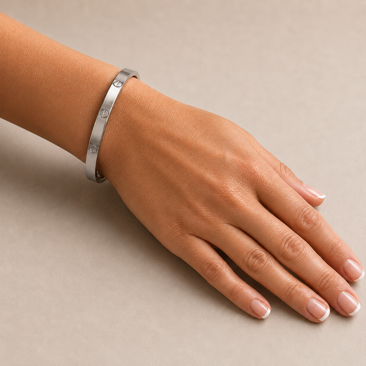 PNC027 – Silver Polished Screw Engraved Rigid Bangle Narukvica