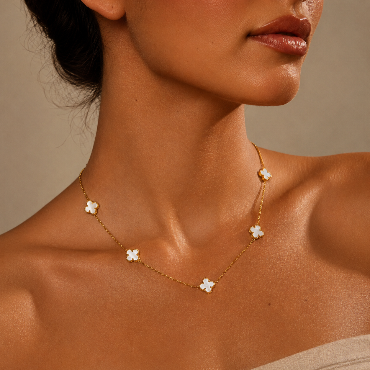 PO011G – Gold White Five Clover Chain Ogrlica