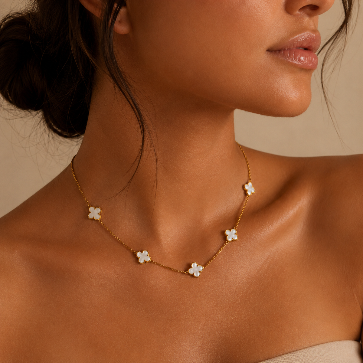 PO011G – Gold White Five Clover Chain Ogrlica