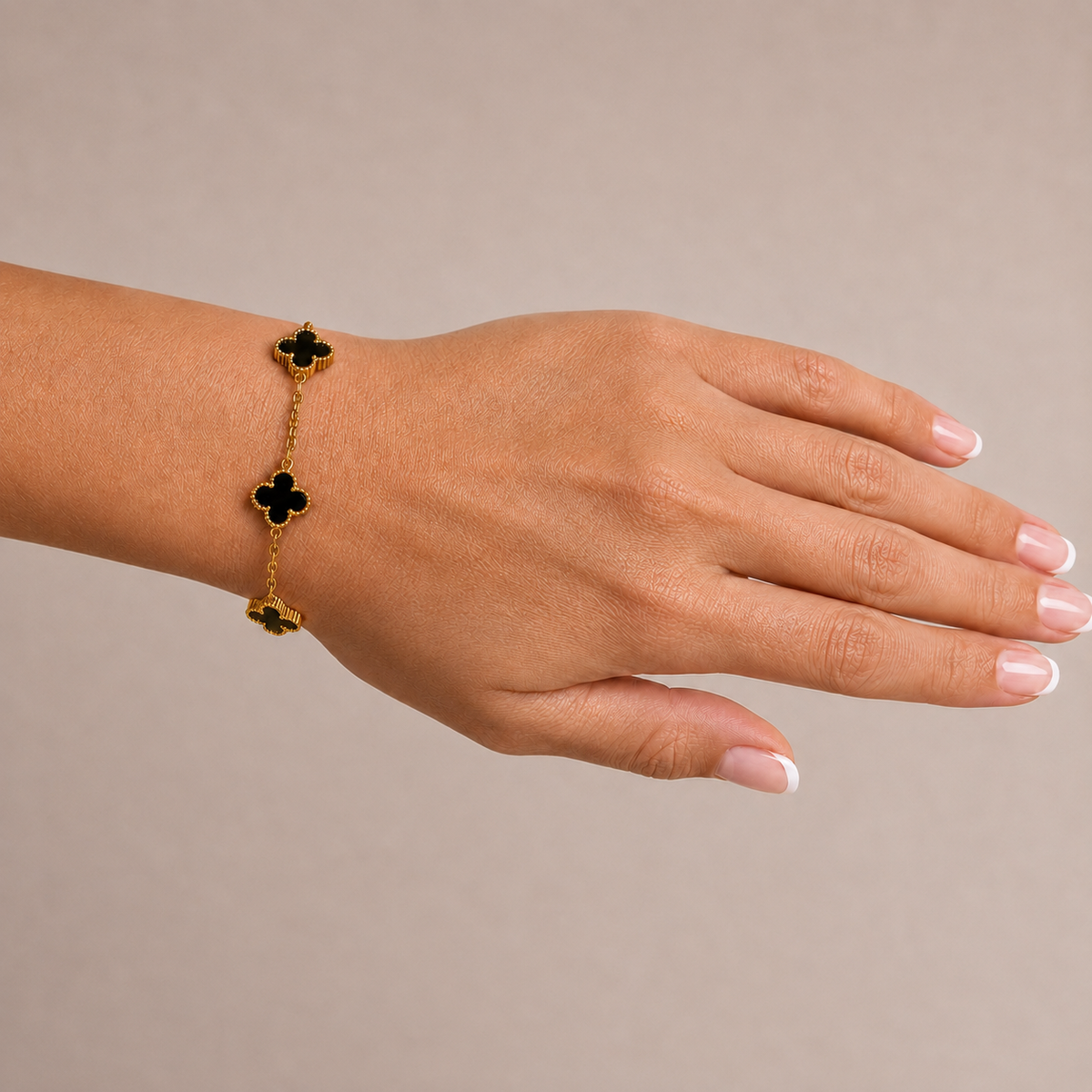 PN001G – Gold Black Five Clover Chain Narukvica