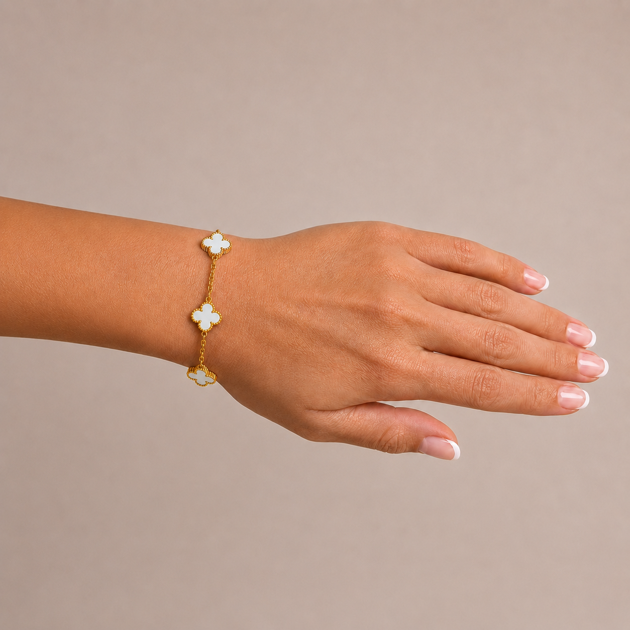 PN002G – Gold White Five Clover Chain Narukvica