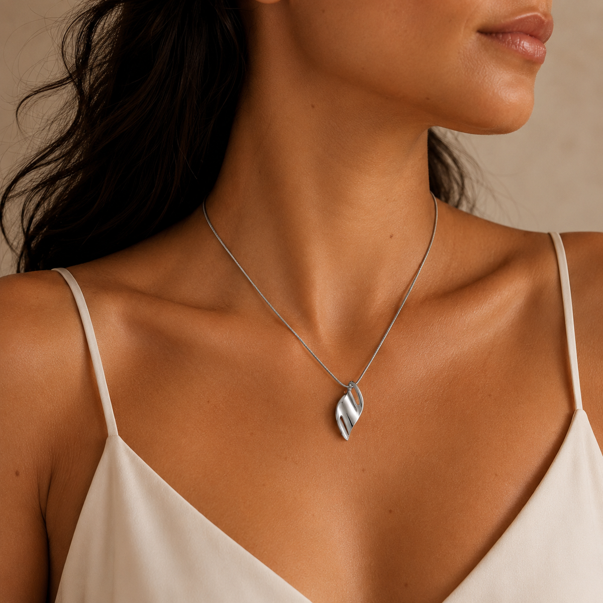 PO032 – Silver Sculptural Leaf Drop Ogrlica