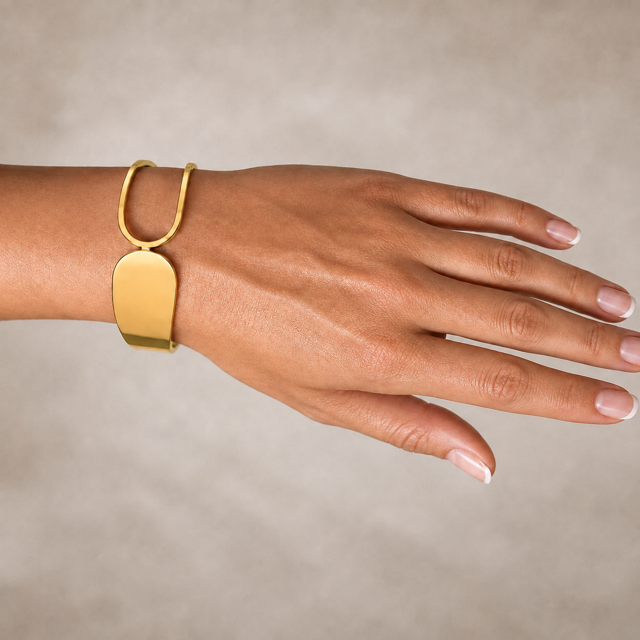 PNC012G – Gold Flat Panel & Oval Cutout Asymmetric Cuff Bangle Narukvica